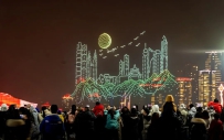 2023年除夕夜重庆两江四岸的无人机焰火秀